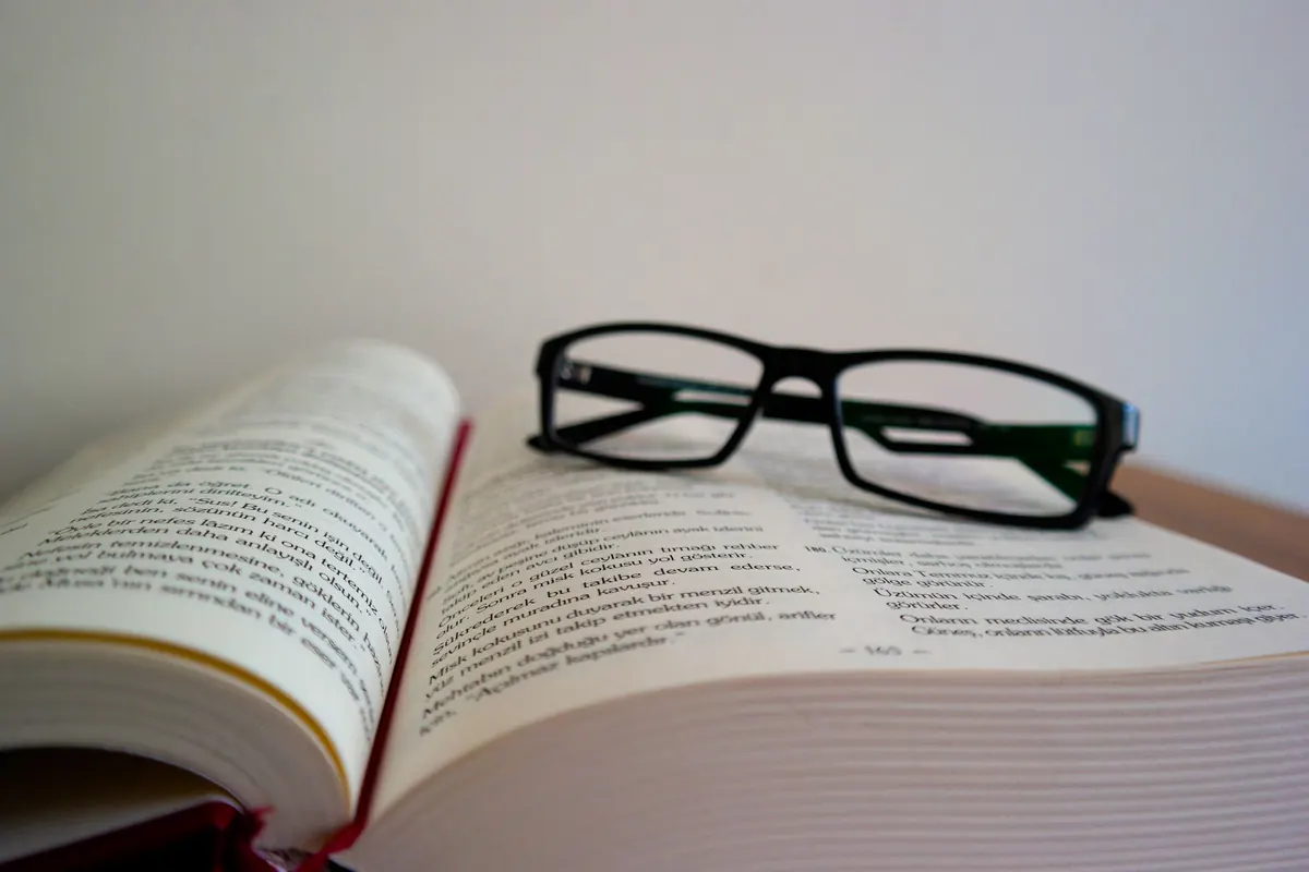 How to Write a Spoiler-Free Book Review That Still Says Something